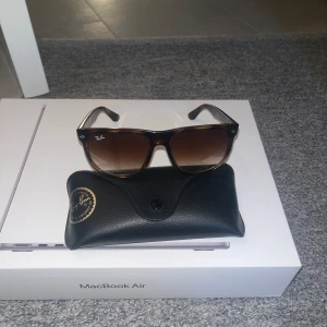 Ray-Ban boyfriend  - Populära Ray Ban boyfriend. Skick 10/10, nästintill aldrig använda och duk är oöppnad. Säljer pga att jag fick ett par andra. Nypris runt 1500. Kan gå ner lite i pris vid snabb affär. Tveka inte på att höra av dig vid eventuella frågor. 