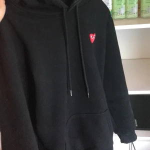 Cdg play hoodie  - As snygg cdg hoodie i jätte fint skick ny pris ca 2600 storlek junior xxl men sitter som L/M skriv vid intresse. Priset kan diskuteras vid snabb affär