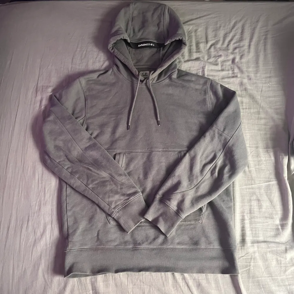 Hej! Jag säljer nu min CP company hoodie då den inte kommer till användning. Tröjan är i perfekt skick och har inga defekter. Tröjan är i storlek L men sitter som M. Tröjan kostade 2799kr. Tveka inte att skicka ett pm ifall du har någon fråga. :). Hoodies.