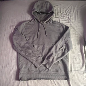 CP Company Hoodie  - Hej! Jag säljer nu min CP company hoodie då den inte kommer till användning. Tröjan är i perfekt skick och har inga defekter. Tröjan är i storlek L men sitter som M. Tröjan kostade 2799kr. Tveka inte att skicka ett pm ifall du har någon fråga. :)