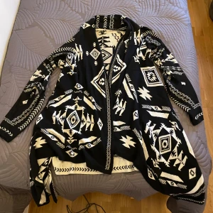 H&M kofta - En intressant kofta från H&M med mönster! Mysigt till hösten och vintern