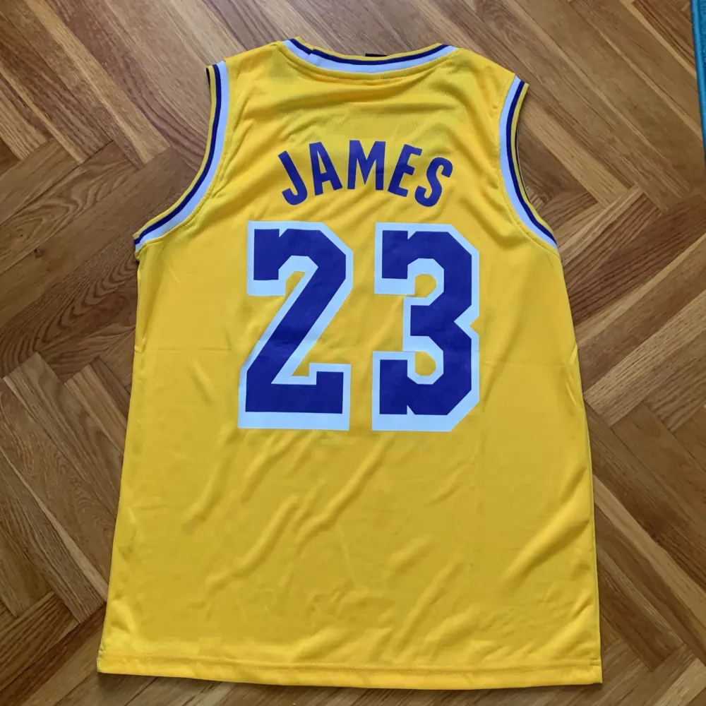 Säljer min Lebron James Lakers tröja för 250kr, väldigt bra skick, 9/10. Aldrig använt den, storlek L men passar också för M. Sport & träning.
