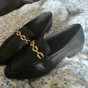 Helt nya oanvända finskor  - Söta finskor med gulddetaljer, låg klack. Endast provade. Strl 38 men är väldigt mjuka och formbara!  200kr men pris diskuterbart! Köparen står för frakten 💕