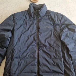 Sail racing jacka - Använd men mycket bra skick, inga hål eller fläckar. Äkta Sail Racing såklart. perfekt till vintern, kan ha som höstjacka. Storlek M. Nypris: 3500 kr