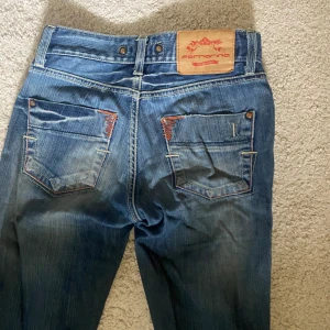 Jeans - Säljer dessa jätte coola jeans som är vintage då dem är för små. Använd ett flertal gånger men är i mycket bra i skick!🥰