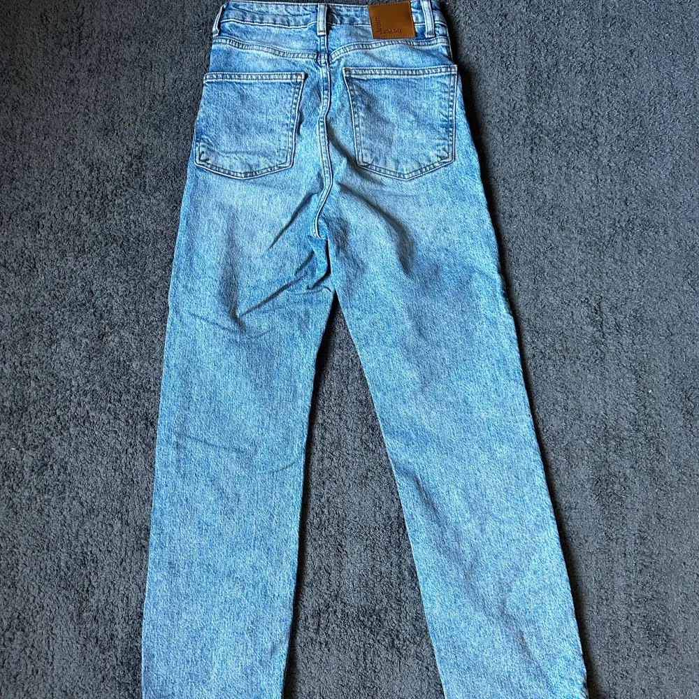 Superfina högmidjade jeans från Never Denim, köpta på Carlings. Jeansen är korta och passar på mig (155cm). Färgen på de två första bilderna är lite mörka, egentligen är jeansen ljusblå. Jeansen är använda en del men är fortfarande i jättebra skick! . Jeans & Byxor.