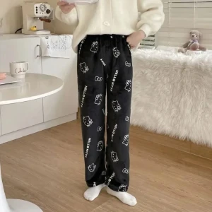 Hello Kitty pyjamasbyxor - Supermjuka mysbyxor från Sanrio, säljer då de tyvärr är för korta för mig. (Jag är 168, är man 160 cm eller under blir de nog perfekta). Eftersom midjan är töjbar passar de storlek S-L. Pris är diskuterbart!