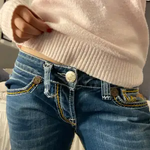 Superfina lowwaist true religion jeans! Säljs då dem inte kommer till användning!❤️ har en liten defekt som man kan se på bild 1, men det är enkelt att fixa!💓💓