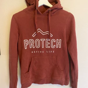 Vinröd hoodie - Använd max 2 gånger så nyskick. 