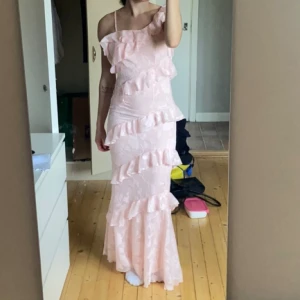 Rosa klänning från boohoo - Hej! Säljer en helt oanvänd, supersöt och fin klänning som är perfekt till bröllop, bal, dop mm. I strl. 36 men säljer den då den tyvärr är lite för liten för mig. Sitter superfint och är slutsåld sen ett tag på deras hemsida. Prislapp finns kvar! 💖