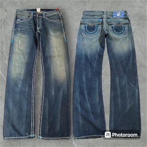 TVÄRFETA BAGGY TRUE RELIGION JEANS - Asfeta true religion jeans i mycket bra skick. Få små slitningar men addar bara på designen🔥🔥 Dm för mått eller andra funderingar💯🔥💯