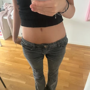 Lågmidjade jeans! - Säljer dessa lågmidjade jeansen från shein därav det billiga priset! Varan är mycket välskött och använd 1-3 ggr! De är även sudda extra lågmidjade och det ser mycket bra ut! De är vääldigt långa på mig som är 162, kom privat för fler frågor! 💕🪩