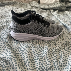 Gympaskor - Gympaskor i storlek 39. Säljer pga av att dom är för små och att jag ALDRIG hann använda dom:) Super bra skick i grå färg med svarta små detaljer