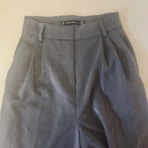 Grå byxor - Använt men ser ut helt ny förutom en blå fläck. 