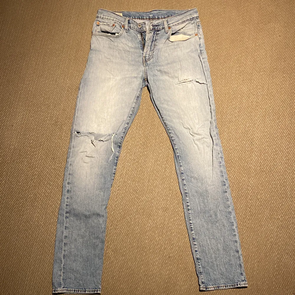 W31 L 34 helt okej skick fast hål vid ena knät ock en vid låret men trots det väldigt snygga jeans modell 502. Jeans & Byxor.