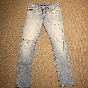 Levis jeans  - W31 L 34 helt okej skick fast hål vid ena knät ock en vid låret men trots det väldigt snygga jeans modell 502