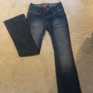 Lågmidjade Bootcut Jeans - För små därav aldrig använd. Innerbenslängd 76 och Midjemått 31