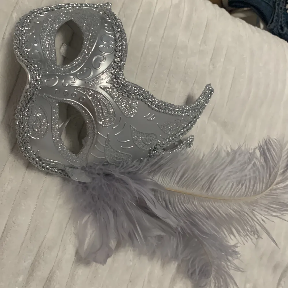 Silvrig tjej mask. Använd en gång , köpt på Buttericks för 190kr säljer för 150kr , pris kan diskuteras vid snabb affär.. Accessoarer.