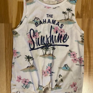 Linne strl 134/140 - Jättefin topp i Knytmodell . Kolla gärna in mina andra annonser för samfrakt. Jag är väldigt mån om mina köpare. Skulle du vara missnöjd med ditt köp så ta gärna kontakt med mig innan dåligt omdöme, så har jag en chans att rätta till det .