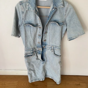 Mango jeansklänning - En jätte snygg jeansklänning som tyvärr är för liten för mig