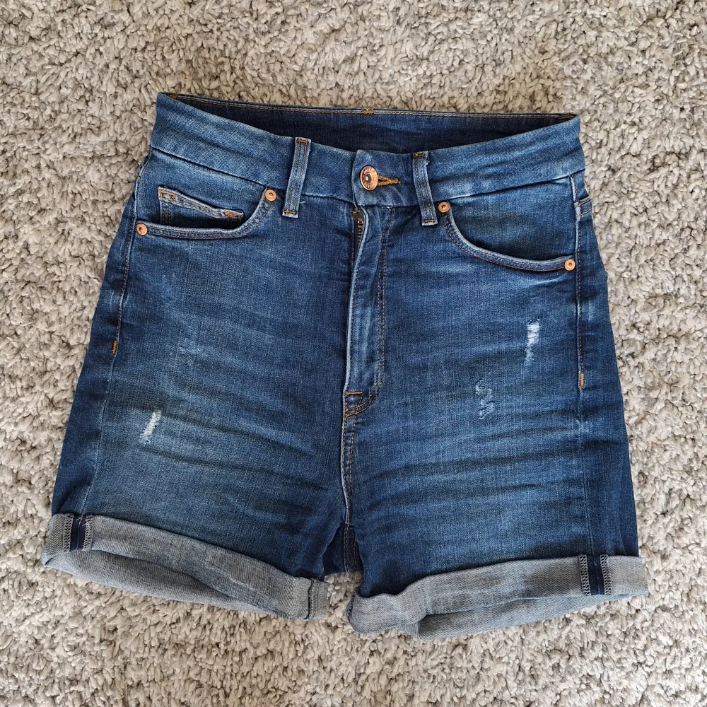 Högmidjade blå jeansshorts, shorts med hög midja strl XS/34. Fint skick, knappt använda. Djurfritt och rökfritt hem. Missa inte mina andra annonser ❤️. Shorts.