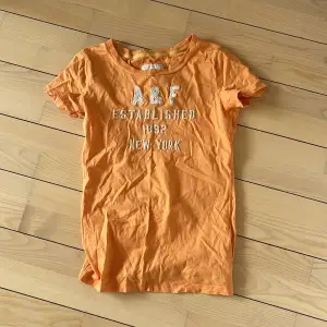 Orange t shirt från abercrombie&fitch, den är i storlek L men passar jätte bra på mig som är XS och S 💞💞