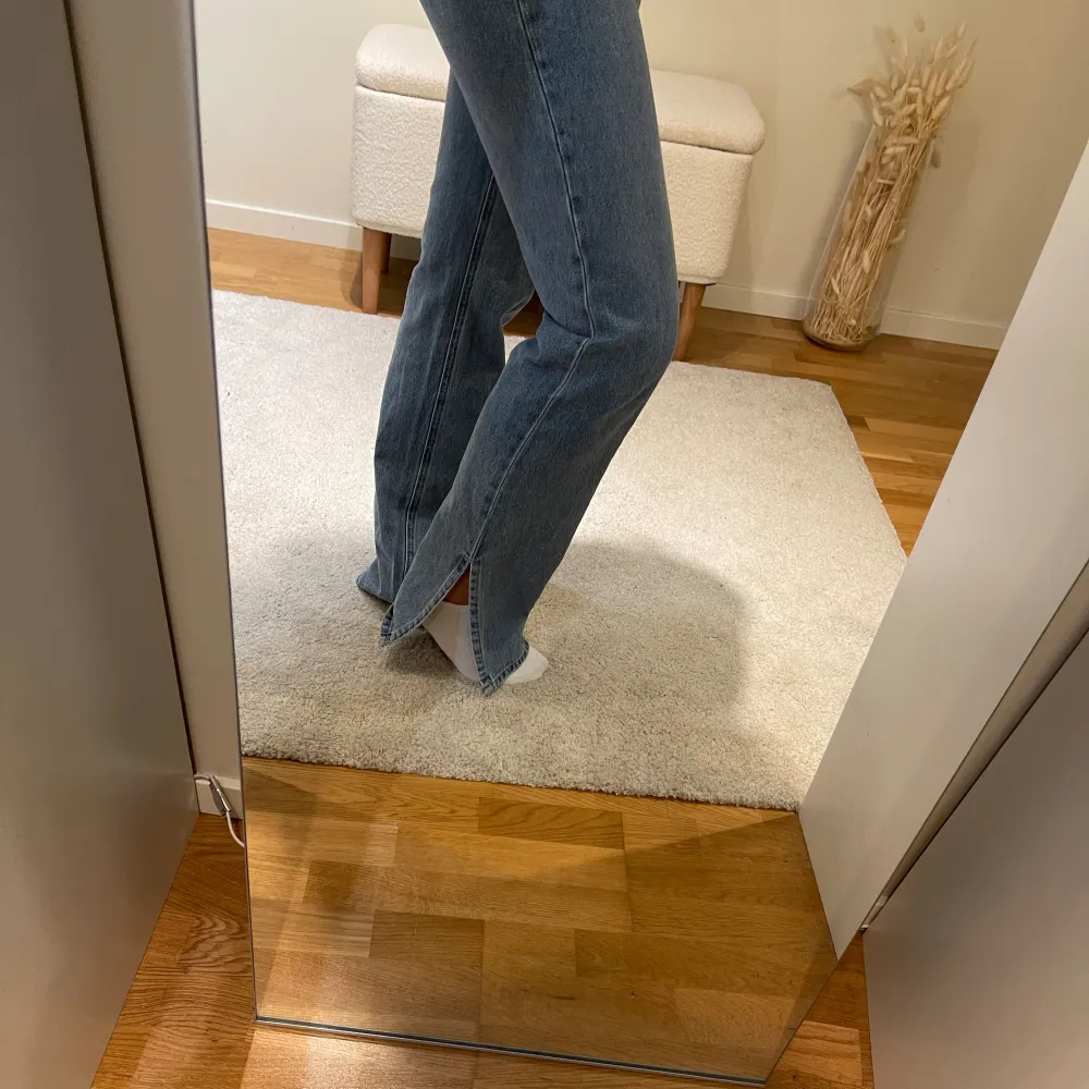 Superfina jeans med slits, storlek 36 🥰. Jeans & Byxor.