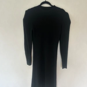 Lång stickad klänning  - Storlek M