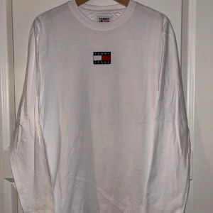 Tommy Hilfiger långärmad tröja - Tommy Jeans t-shirt med lång ärm. Vit  Strl. XS. Nyskick (knappt använd).  Kommer från ett djur och rökfritt hem. 