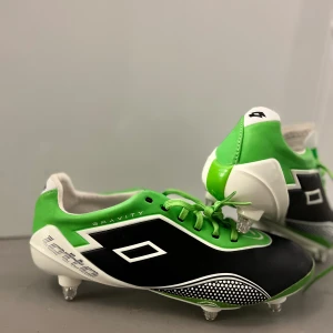 Fotbollskor  - Säljer mina helt nya fotbollskor, två par jag aldrig hann använda.  Ena paret för konstgräs och det andra är skruvdobbar avsedd för naturlig gräs.  Konstgräs: storlek 40 Dobbar: 40,5  600kr per par.  Säljs separat men vid köp av båda kan priset juste