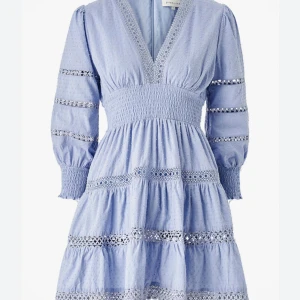 By Malina Inez klännng - Säljer denna blåa klänning från By Malina, ny pris 2500 kr. Modell ”Inez”. Storlek M. Använd en gång endast så inga defekter!