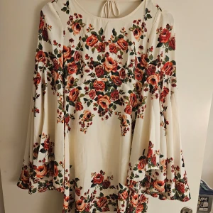Klänning med trumpetarm - Sötaste sommarklänningen från h&m men för liten till mig, använd 1-2 gånger. Passar 32-34.