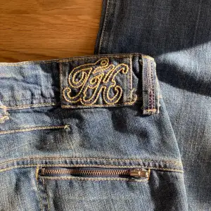 Säljer superfina jeans från Tommy Hilfiger eftersom de är lite för små på mig. Köpta på en loppis, men är i jättefint skick! Kontakta för frågor💓
