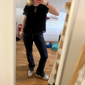 Jeans - Säljer dessa superfina svarta low waist bootcut jeansen från zara i storlek 38 men skulle mer säga att de sitter som storlek 36. Är 169 lång och de sitter perfekt💕