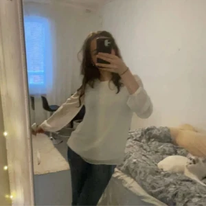 Blus - En otroligt fin blus från zara, lite sminkskadad inuti tröjan men inget som syns utåt 🤍går att ha på två olika sätt (bild nmr 2,3) 