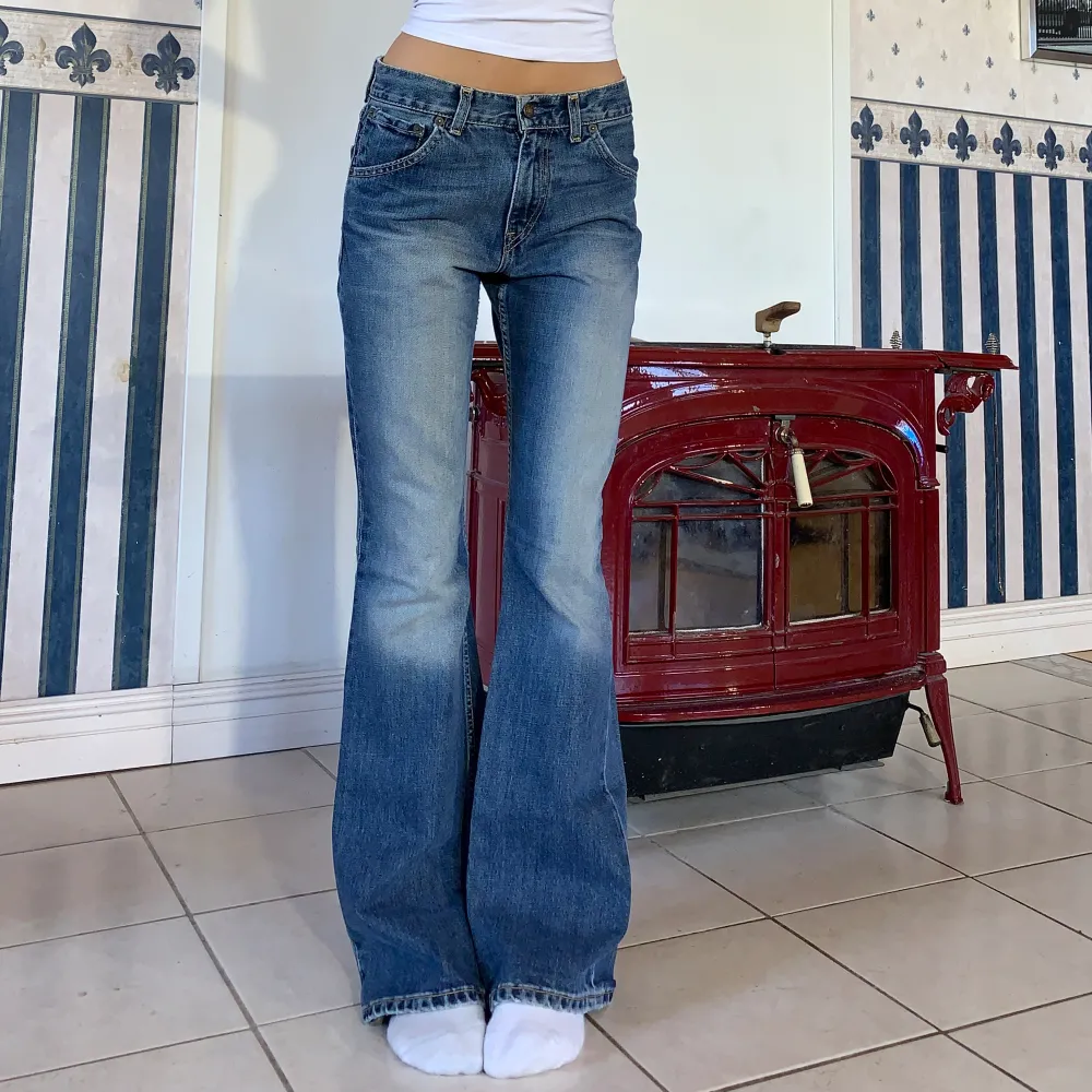 Vintage Levis i bootcut 💞 midja 75cm & Innerben 81cm💞bra kvalitet i tyget. Jag är ca 165. Jeans & Byxor.