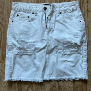 JEANSKJOL - Superfin kjol som aldrig kommit till användning då den är för liten på mig! 
