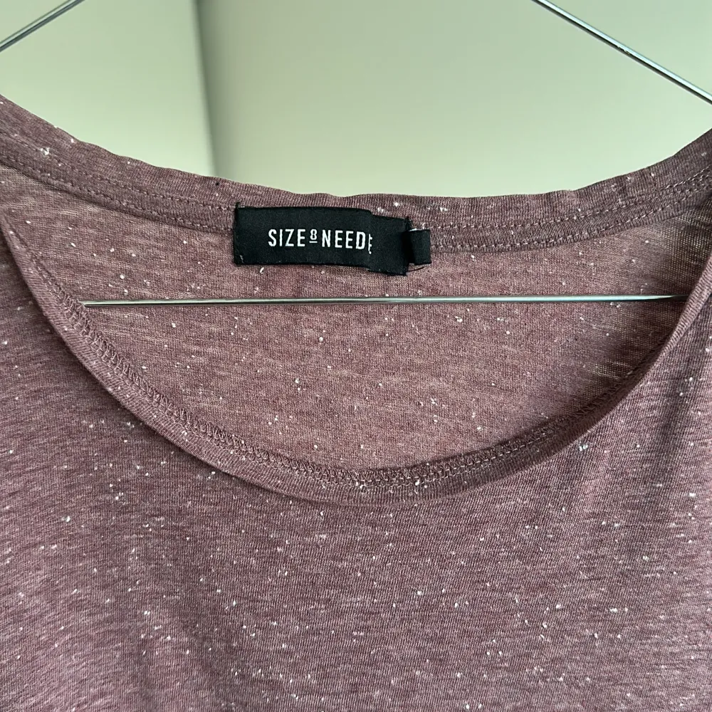 Syrenlila T-shirt storlek Medium  Mycket bra skick, inga tecken på slitage. T-shirts.