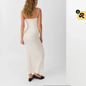 Maxi klänning - Helt ny, aldrig använt den bara testad. Från Gina❤️ Fråga gärna om fler bilder eller om du har fler frågor. Säljer för att den är för kort på mih som är 174