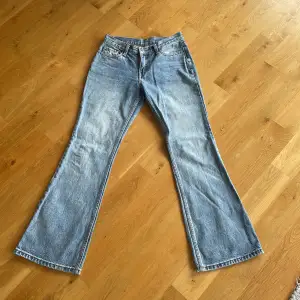 Jättesnygga bootcut jeans med låg midja från Brandy Melville