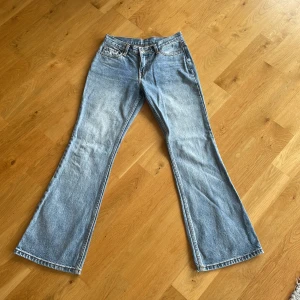 Low waist bootcut jeans - Jättesnygga bootcut jeans med låg midja från Brandy Melville