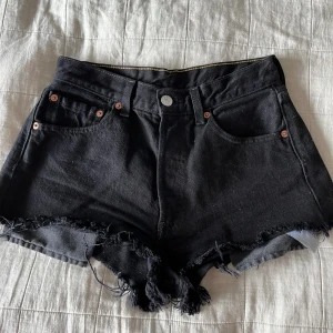 Svarta jeans shorts  - Fina midwaist svarta jeans shorts ifrån Levis. Bra skick!💕 Står tyvärr ingen storlek och minns inte från att jag köppte de, men de är försmå för mig som är 36/S så skulle gissa på att de är ca strl. 34/XS