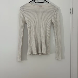 Långarmad vit tröja💗 - Vit långarmad tröja från petites, har bara testats och aldrig använts. Tröjan är fin och är i bra skick. Va inte rädda att pruta💞