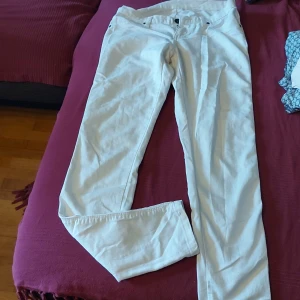 Tunna vita jeans - Smala vita tunna jeans, hela och knappt använda.  Small. DrDenim jeans 