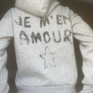 Hoodie med tryck - Använt fåtal gånger och funkar för mig som bär Xxs, Nypris 250kr. Läs gärna min profil innan köp❤️