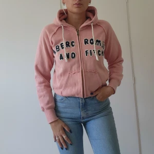 Hoodie - Säljer denna abercrombie and fit h hoodie zipper i storlek small skulle jag säga. 