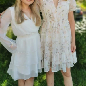 Konfirmations/studens klänning  - En jättefin oanvänd vit klänning som passar perfekt till både student och konfirmation. Jag säljer den då jag köpte den i två storlekar och den mindre passade, så storlek 36 är helt oöppnad o därmed oanvänd. 