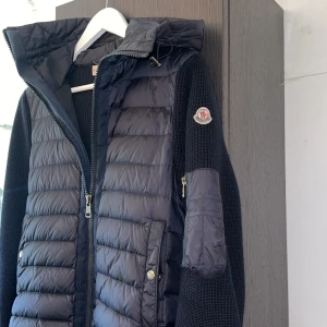 Moncler Hooded Down Cardigan - Moncler Hooded Down Cardigan Navy, Small 8/10  4800kr