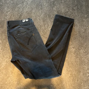 DonDup George - DonDup jeans i modellen George✅ Riktigt fint skick, inga skador. Storlek 36 men liten i storleken så sitter mer som 34✅ Pris: 599 
