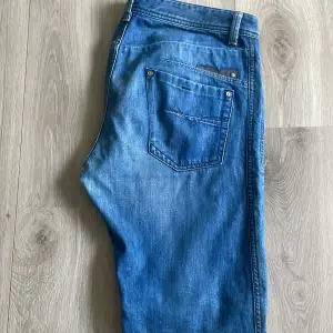 Schyssta jeans från diesel i en perfekt färg till sommaren.  Aldrig använda  Passform - Slim tapered fit  W 33 Skriv vid minsta fundering 